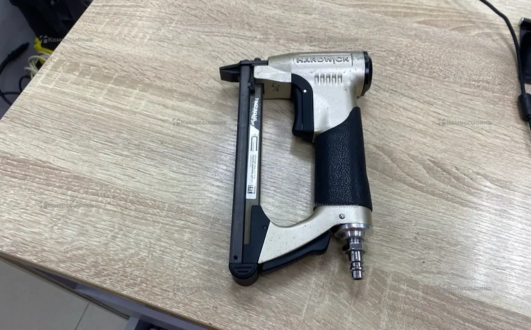 Скобозабивной обивочный пневмостеплер HARDWICK MT8