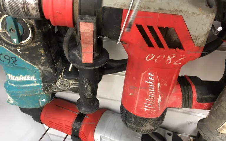 Перфоратор Milwaukee PLH 28 XE