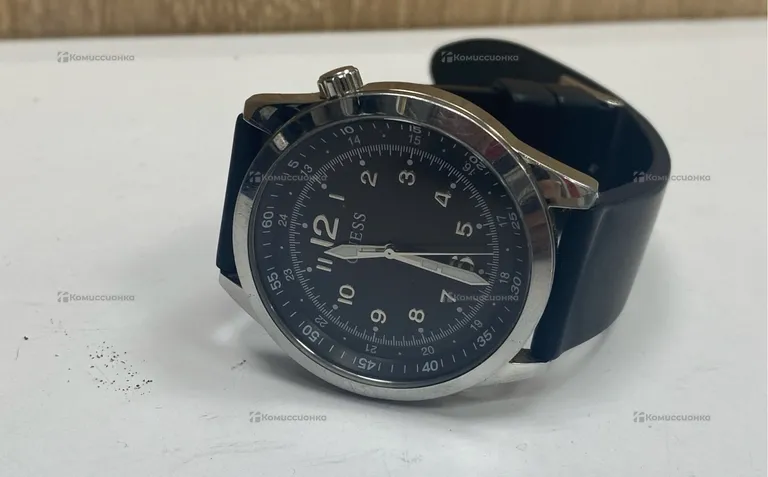 Часы  Guess